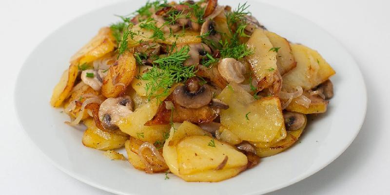 Картофель жареный с грибами.