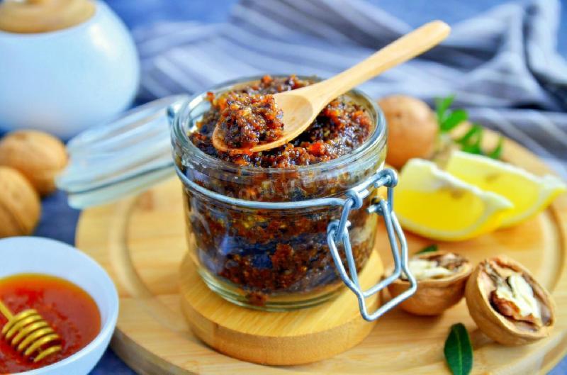 Чернослив и курага с медом  и грецкими орехами.