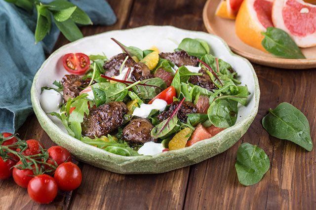 Теплый салат с куринойпеченью