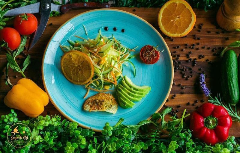 Avokado,qarışıq yaşıl salat 