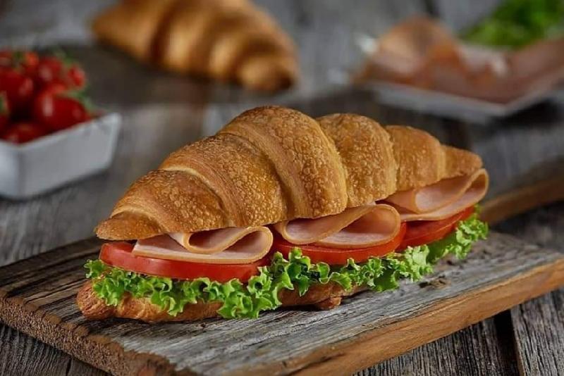 Kruasan sendviçi servelat ilə