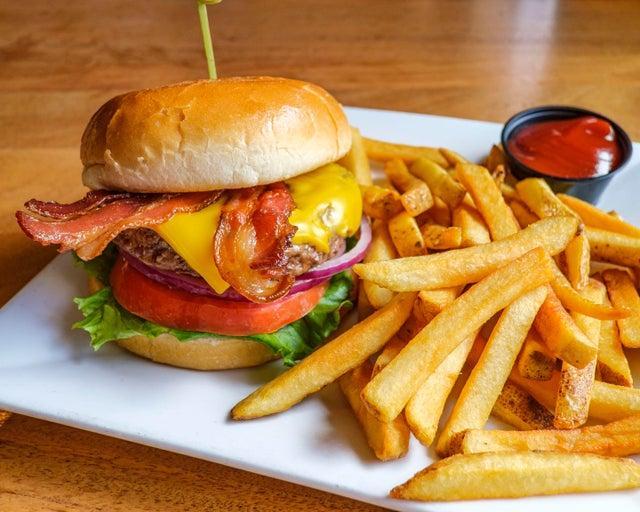 Çizburger fri kartofu ilə