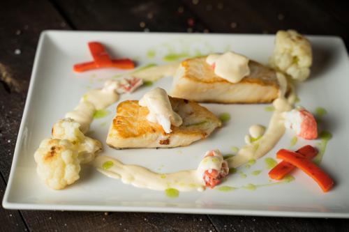 Палтус с цветной капустой и крабовым соусом   / 250г