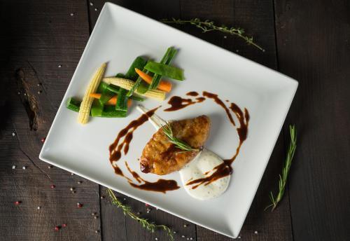 Котлета из кролика с горчичным соусом и мини-овощами   / 230г