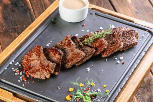 Нежный медальон из костреца с перечным соусом   / 300г
