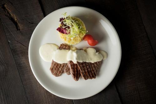Медальоны из филе теленка в сливочно-чесночном соусе  / 350г