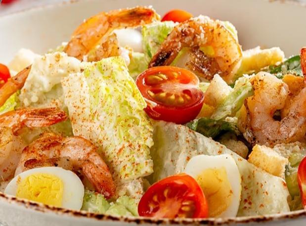 Sezar salatı krevet ilə