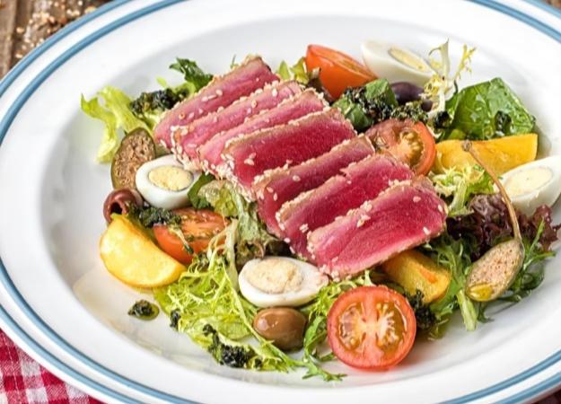 Tuna balığı ilə salat