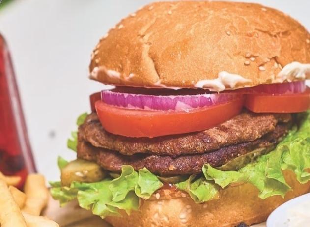 Ağ burger kartof fri ilə