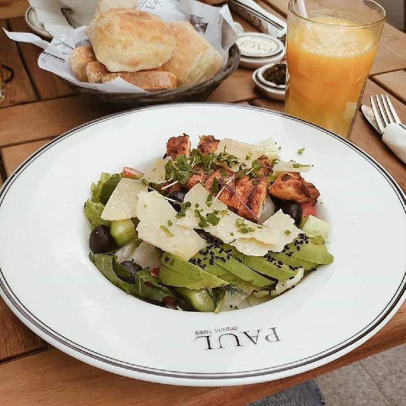 Qızıl balıq və avokado salatı