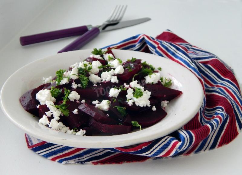 САЛАТ СО СВЕКЛОЙ И КОЗЬИМ СЫРОМ.