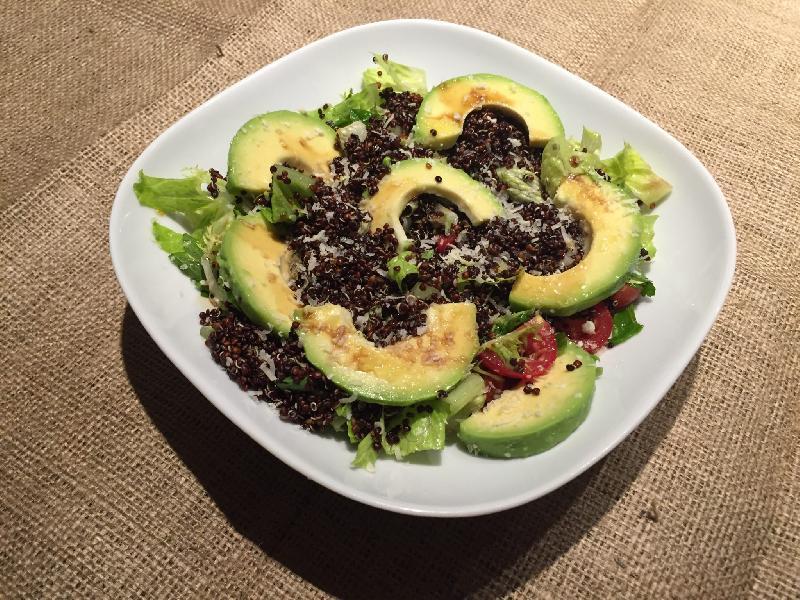 Kinoa və avokado salatı