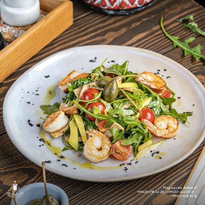 Krevetli salat avakadro ilə