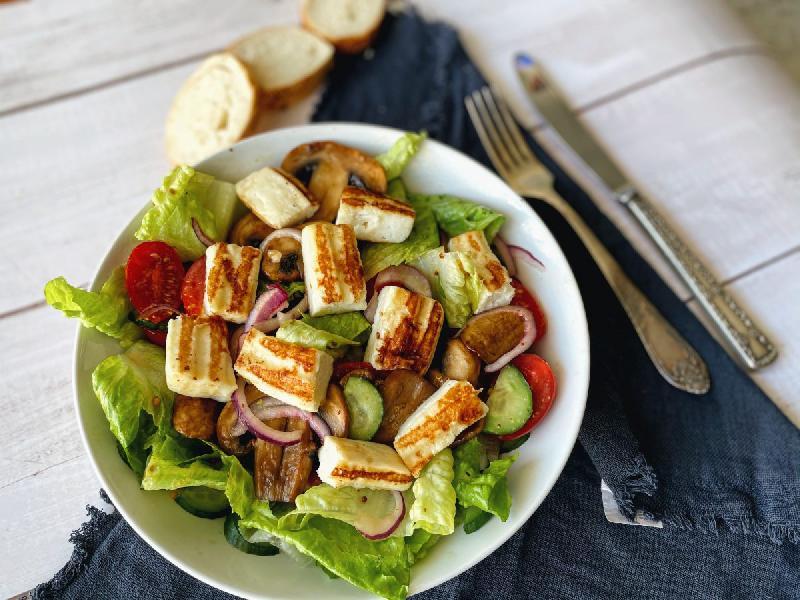 Halloumi pendiri ilə tərəvəzli salat