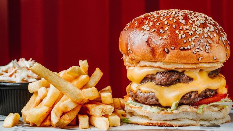 Toyuq burger kartof fri ilə