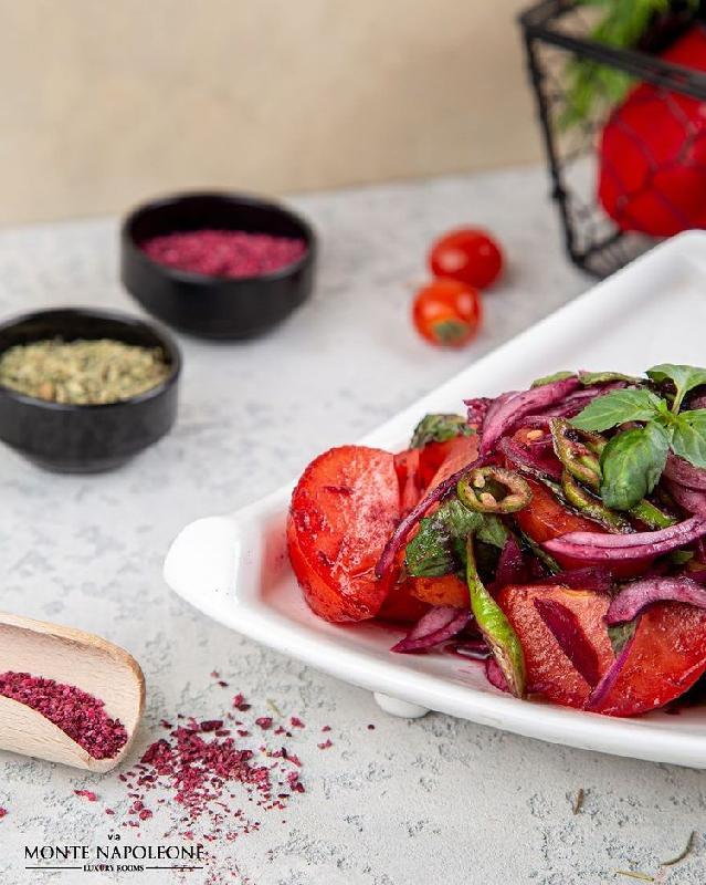 Pomidor və qırmızı soğan salatı 