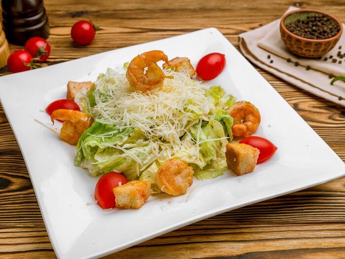 Hisə verilmiş ilan balığı və krevetlə salat