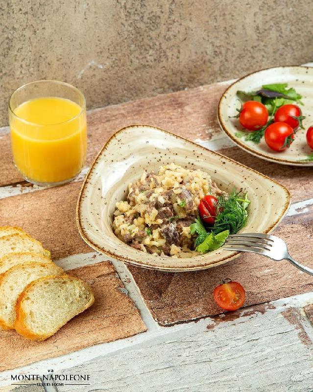 Ördəyin sinə əti ilə isti salat