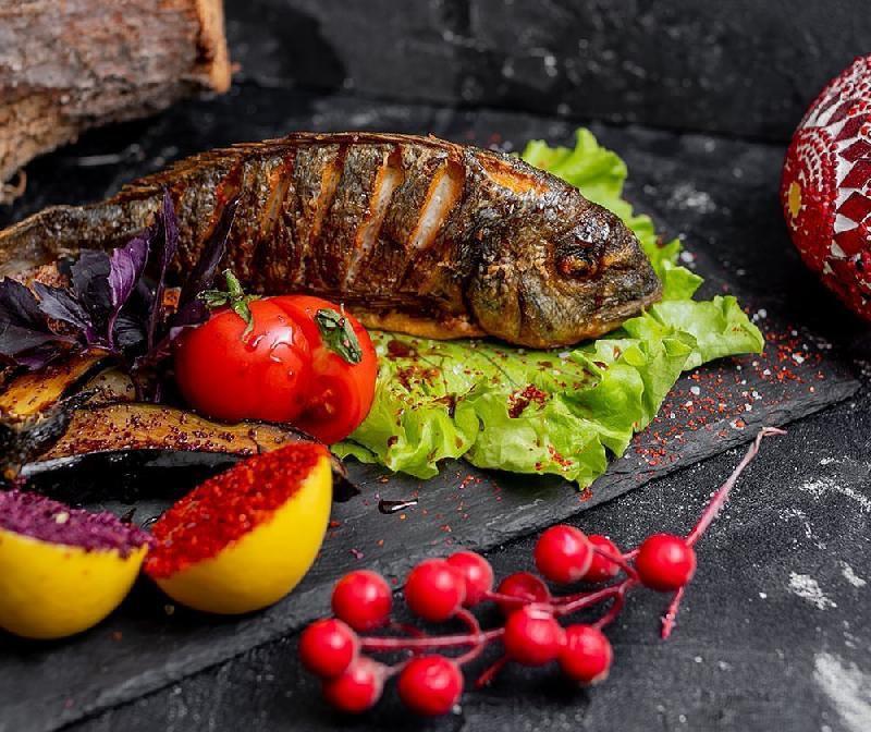 Nərə balığı zoğal sousu ilə