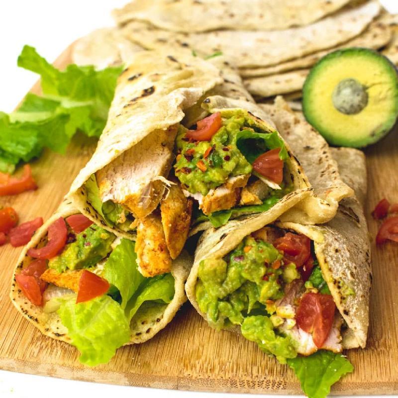 Tortilla savaşında qızardılmış avokadolu toyuq