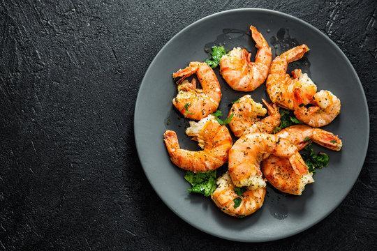 Qızardılmış pələng krevetlərindən salat