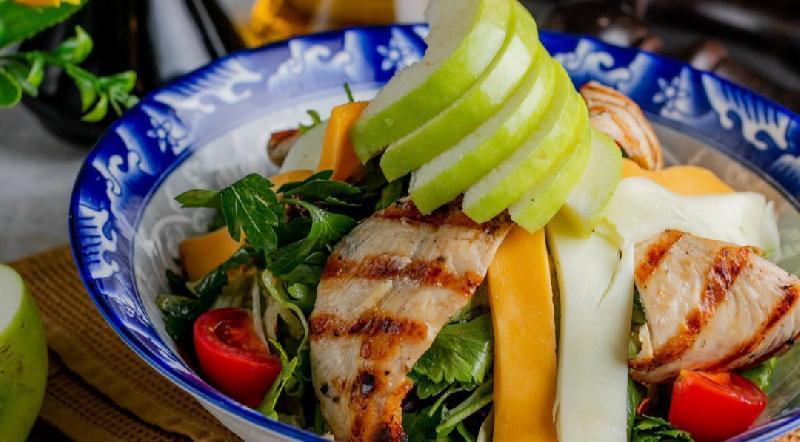 Üç pendirli toyuq salata