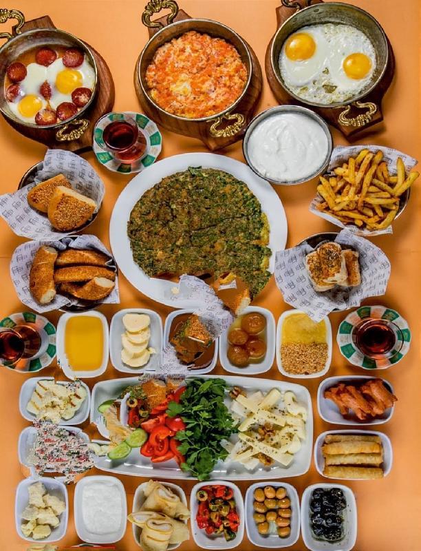 Dörd kişilik sərpmə kahvaltı
