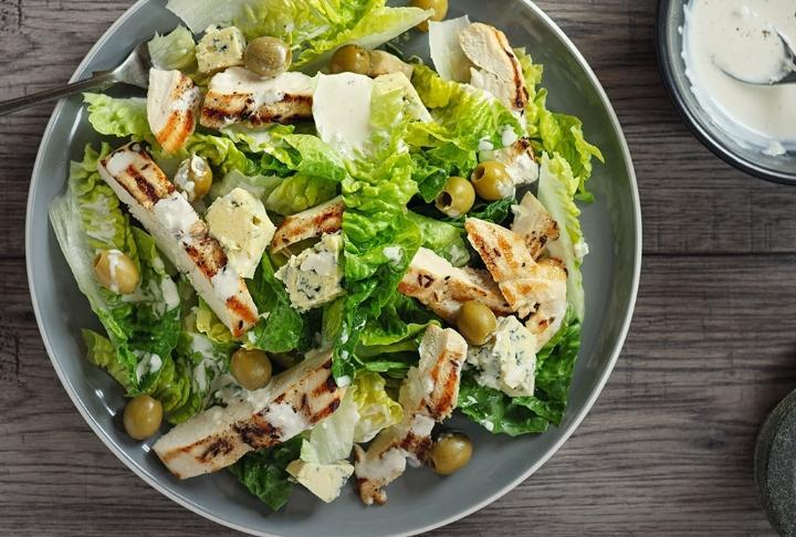 Sezar tavuk salata