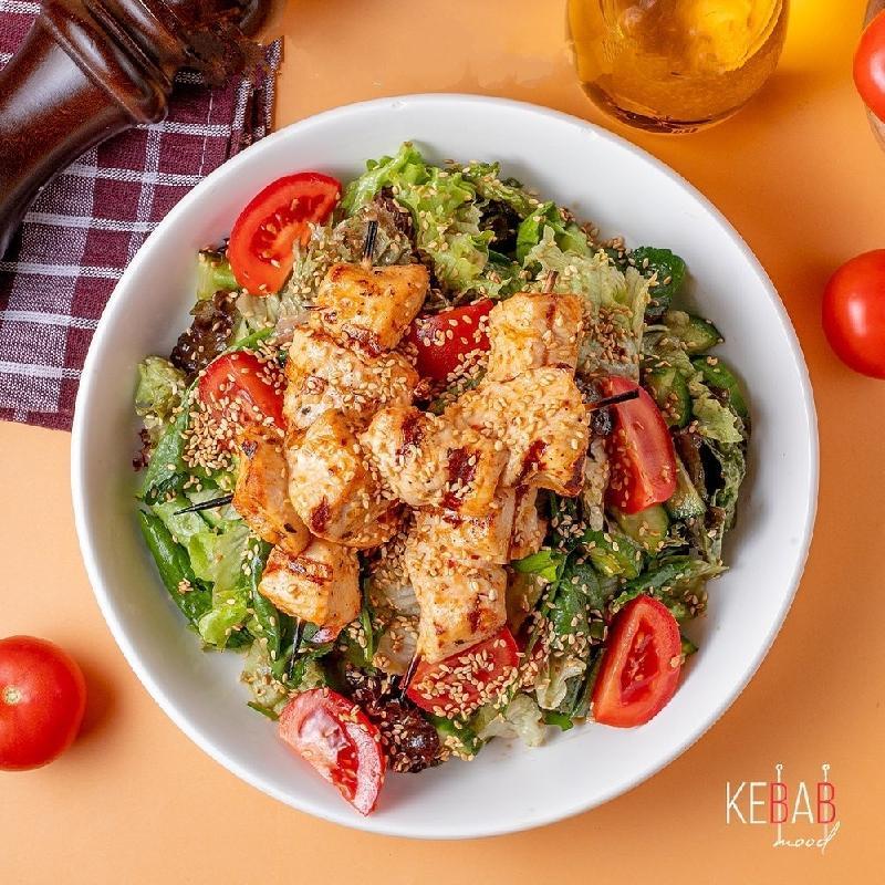 Toyuq şiş salata