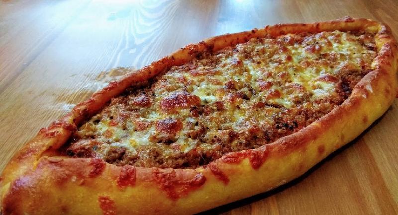 Kaşarli kıymalı pide
