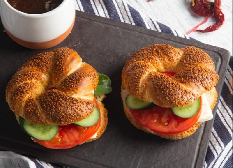 Taxıllı simit arası ağ pendir və pomidor