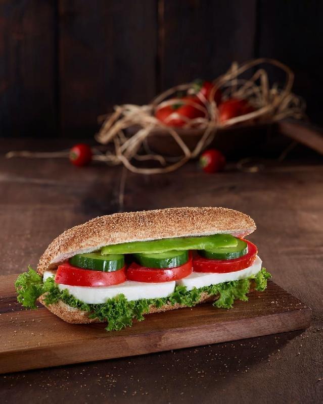 Ağ pendirli kəpəkli sendviç