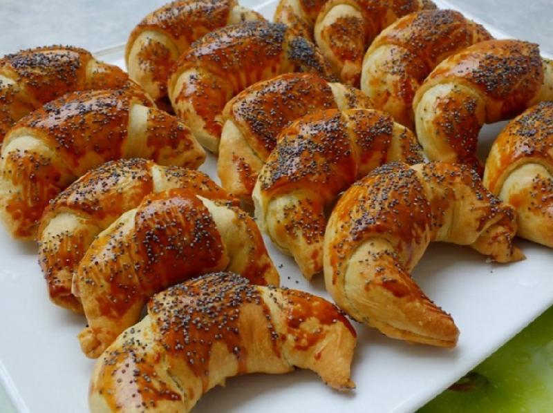 Şokoladli kərə yağlt kruasan