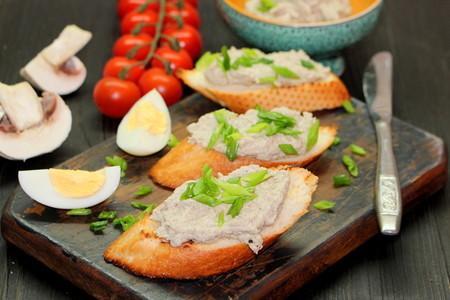 Брускета кукурудзяна з паштетом