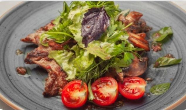 Steyk salatı