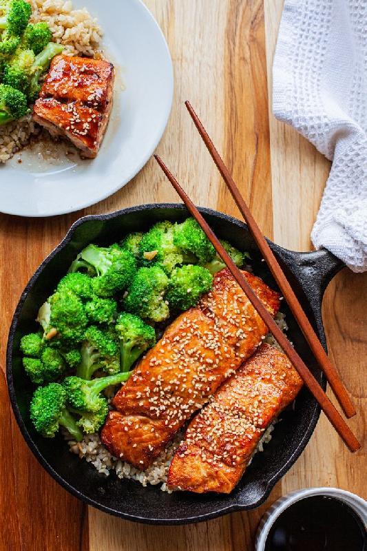 Qızılbalıq teriyaki qarışıq tərəvəzlər ilə
