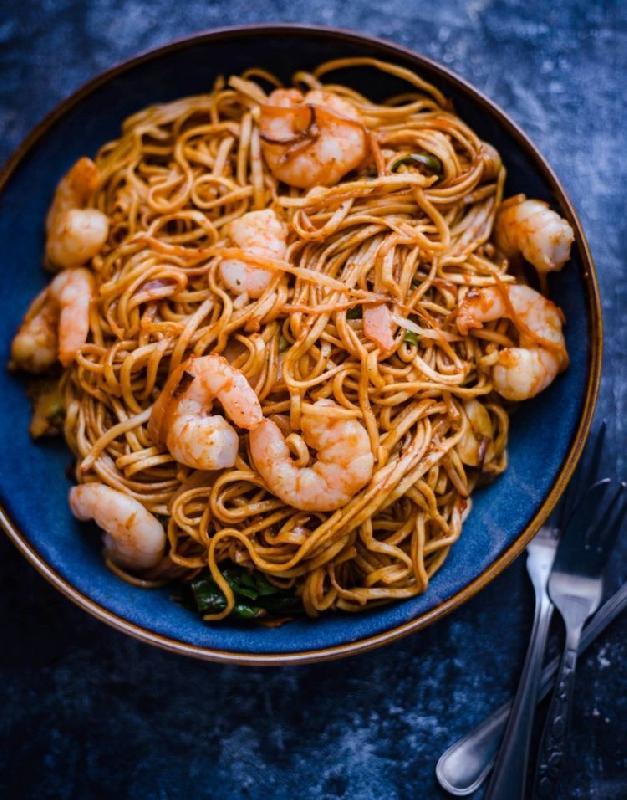 Krevetlər lo mein 