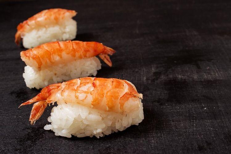 Krevetlə nigiri 