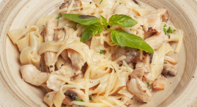 Fettuccine Toyuqlu - göbələkli