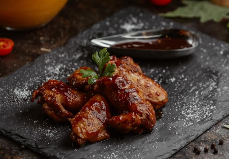Barbekü Sousunda Toyuq Qanadları