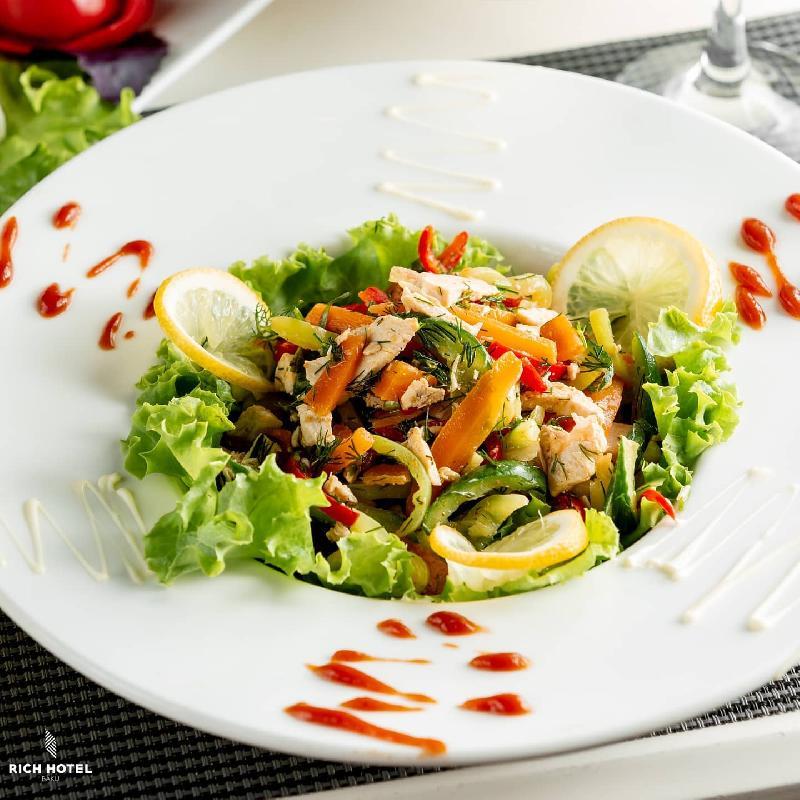 İsti toyuq salatı