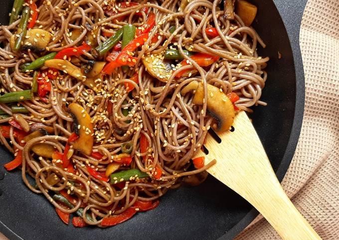Лапша соба с цыпленком и кунжутом