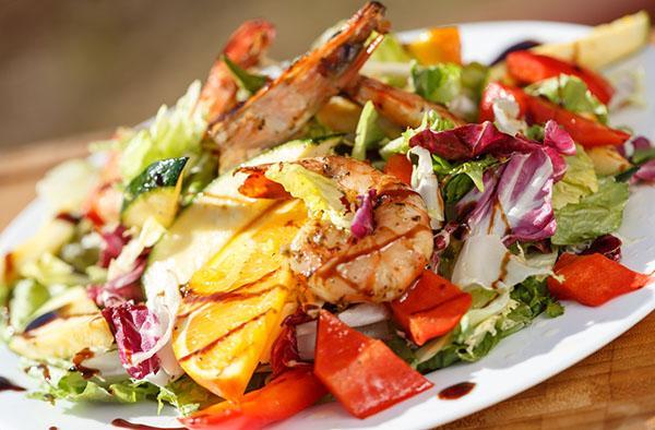 Теплий салат з морепродуктами та апельсином