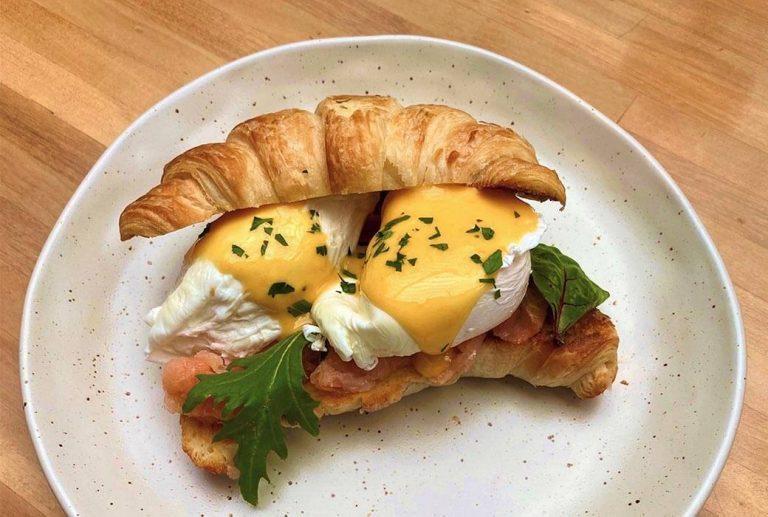 Crossiant Eg Benedict 