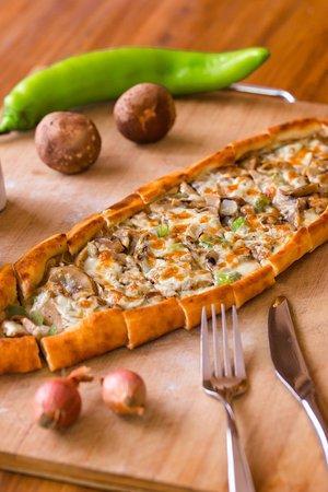 Göbələkli pide