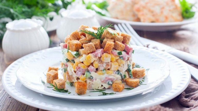 Toyuq salatı