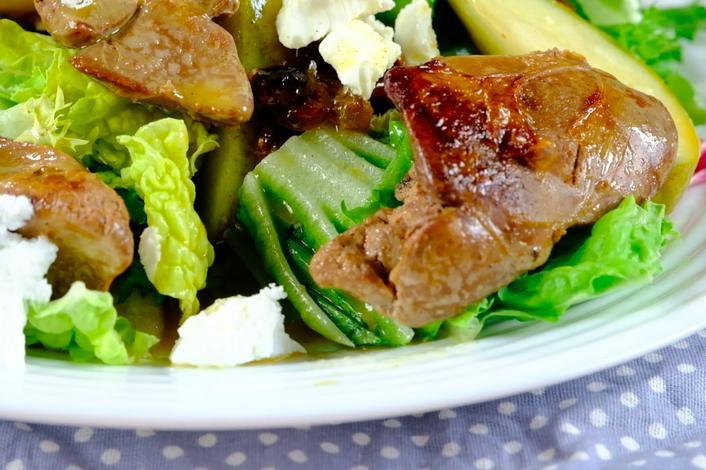 САЛАТ З КУРЯЧОЮ ПЕЧІНКОЮ І КАРАМЕЛІЗОВАНОЮ НИМИ ЯБЛУКАМИ З КУНЖУТОМ