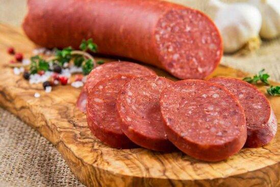 Hisə verilmiş halal kolbasa