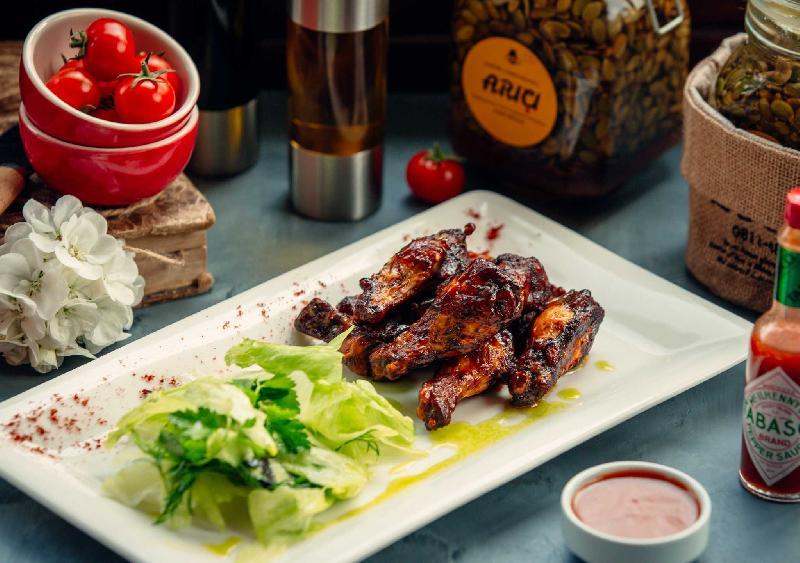 Bbq souslu toyuq qanadları