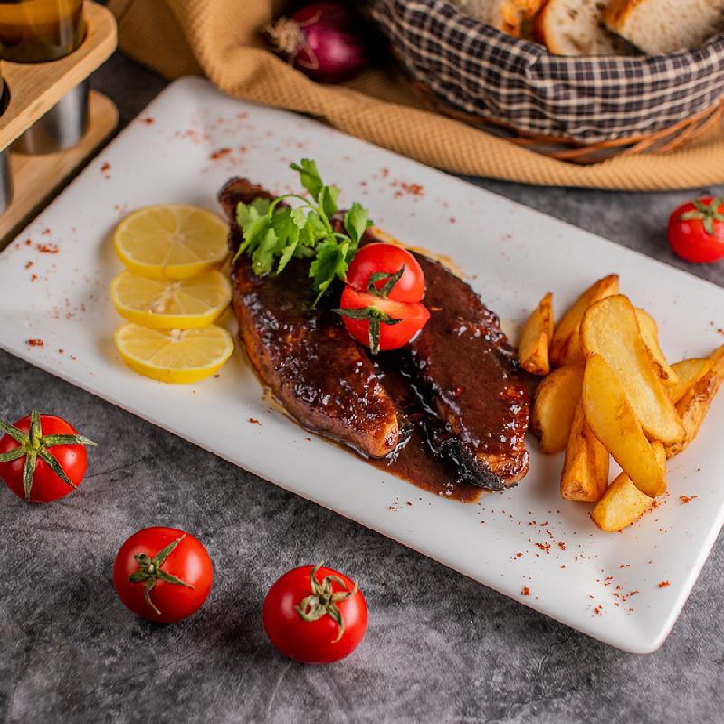 Salmon ızqara zoğal souslu